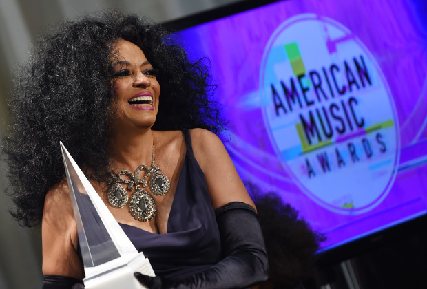 Diana Ross poses in the press room with the Lifetime Achievement Award at the 2017 American Music Awards, on November 19, 2017, in Los Angeles, California. / AFP PHOTO / Valerie Macon        (Photo credit should read VALERIE MACON/AFP/Getty Images)